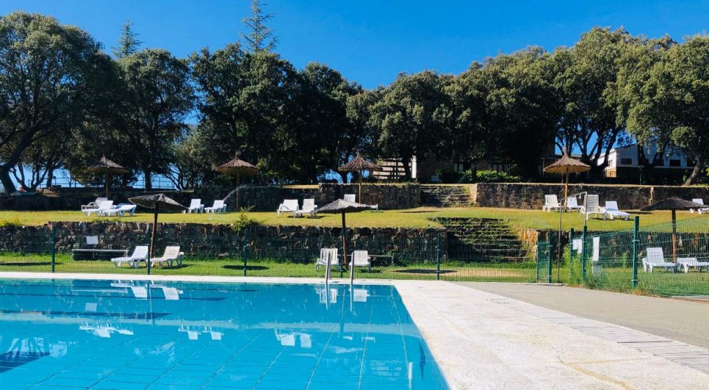 piscina y jardin esla